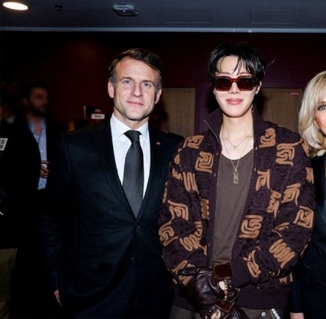 maelukobts's tweet photo. Il est bien content Macron hein https://t.co/XY72AEWEMb