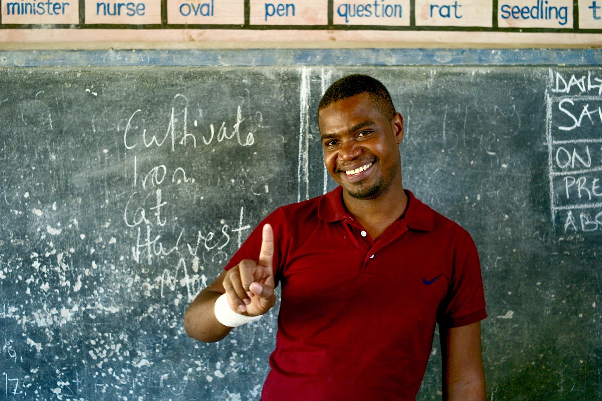 Hyvää kansainvälistä koulutuksen päivää! Malawissa kuurojen lasten koulutustilanne on heikko. Jäsenemme <a href="/KuurojenLiitto/">Kuurojen Liitto</a> tukee kuurojen järjestön <a href="/malawi_deaf/">Malawi National Association of the Deaf (MANAD)</a>  viittomakielityötä. Kuvissa opettajia viittomakielen kurssilla ja Lee Khwalala, viittomakielen opettaja.