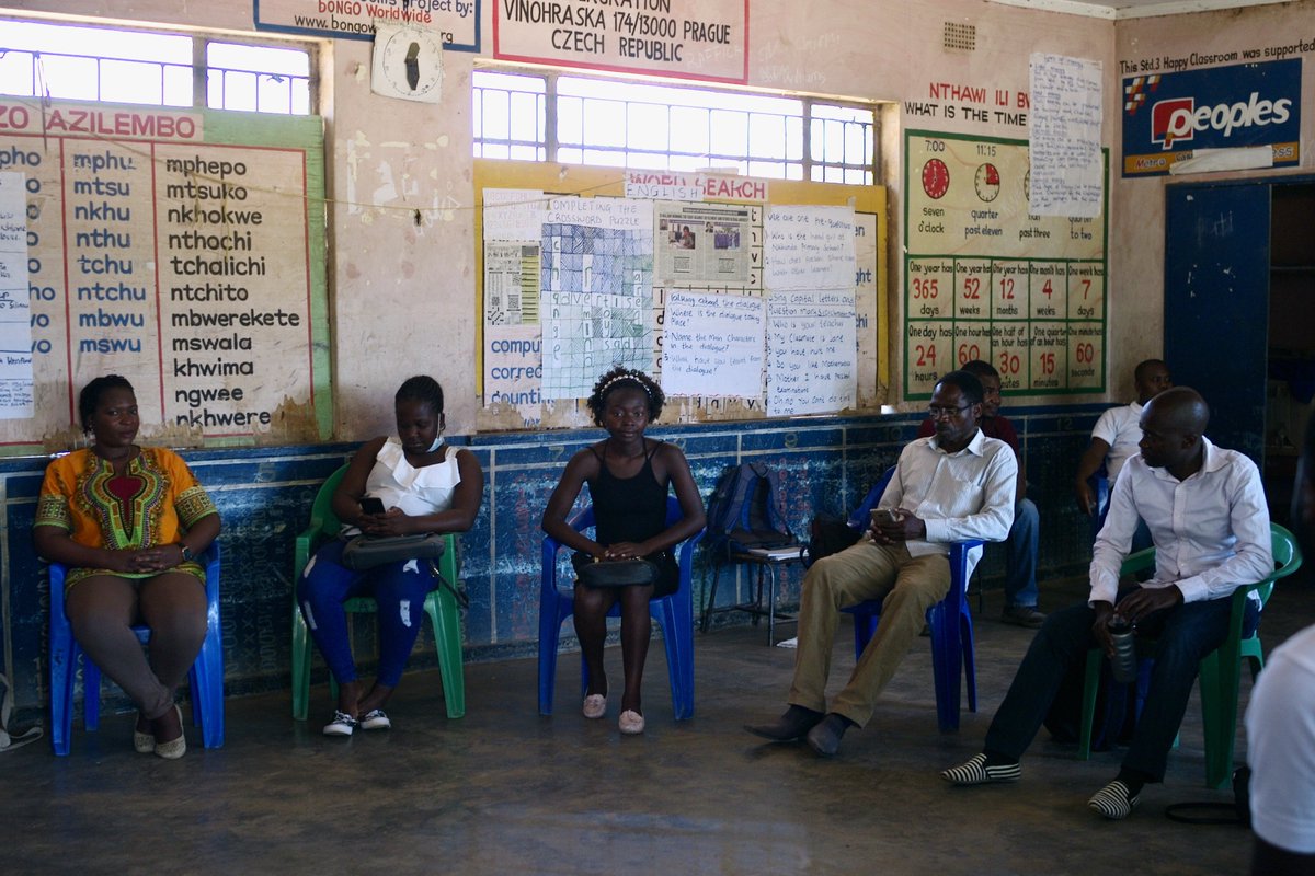 Disability_fi's tweet image. Hyvää kansainvälistä koulutuksen päivää! Malawissa kuurojen lasten koulutustilanne on heikko. Jäsenemme @KuurojenLiitto tukee kuurojen järjestön @malawi_deaf  viittomakielityötä. Kuvissa opettajia viittomakielen kurssilla ja Lee Khwalala, viittomakielen opettaja.