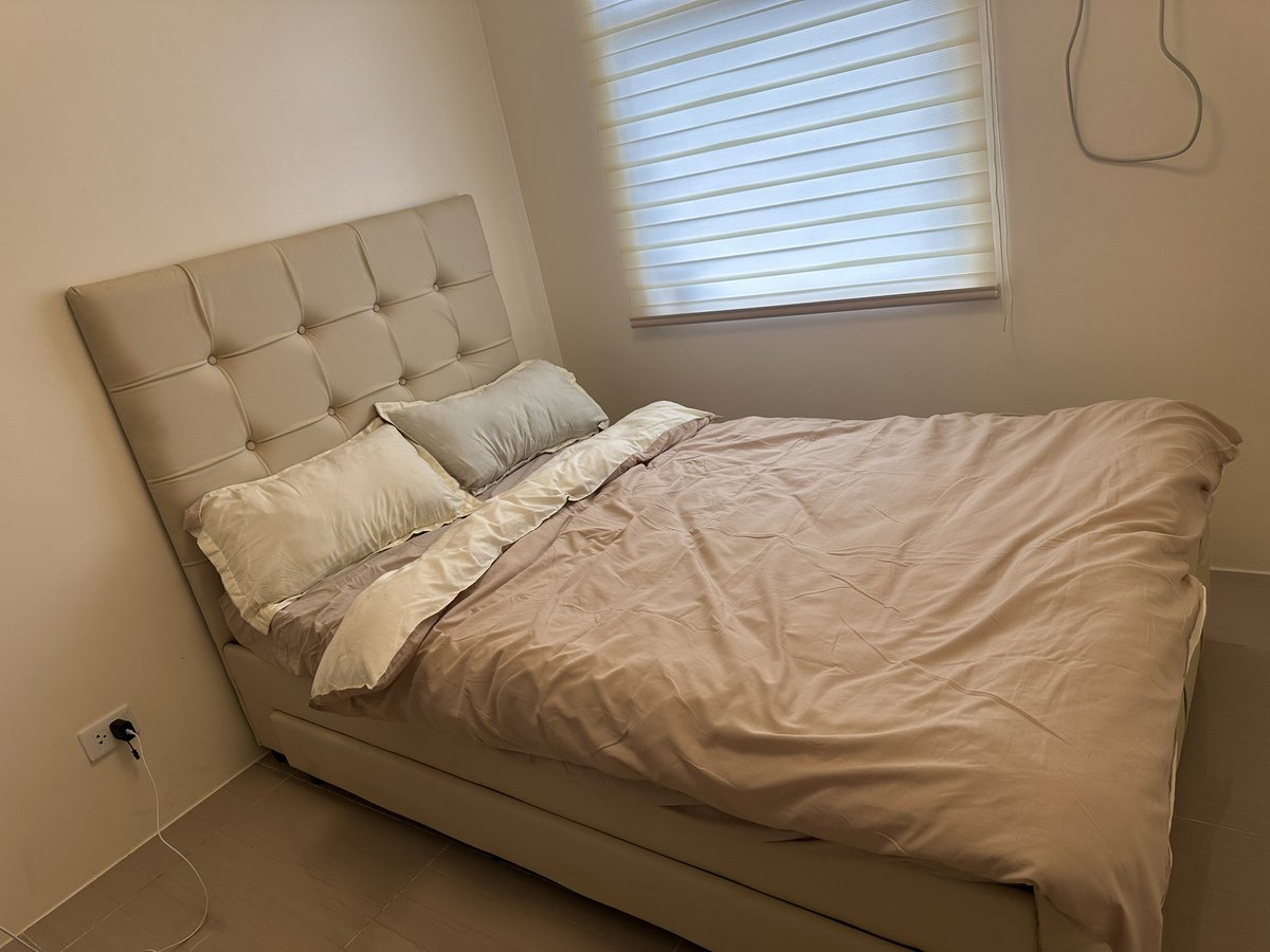 CarlOfBassClef's tweet photo. dati pangarap ko lang mag karoon ng kama na may headboard ngayon nakabili na 😍 https://t.co/fBKG3wyURB