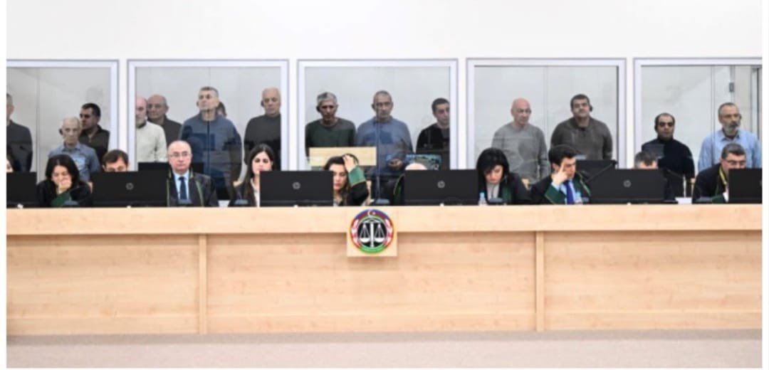 _Artaxias_'s tweet photo. Scandale en Azerbaïdjan 🇦🇿

Bakou exhibe ses trophées de guerre arméniens 🇦🇲 pour mieux se glorifier et pour mieux les humilier.

Dans des cages en verre, traités comme des animaux, pour que le peuple puisse se repaître de la vision de ceux qu'il a appris à haïr, les anciens dirigeants de la République d'Artsakh (Haut-Karabagh) sont accablés d'accusations dans la langue de l'agresseur, qu'ils ne connaissent pas. 

Que leur reproche-t-on? D'être arméniens, d'avoir vécu sur leur terre ancestrale depuis des millénaires, bien avant que les envahisseurs qui les jugent aujourd'hui n'arrivent, et d'avoir defendu leur liberté et la démocratie. 

Cette triste parodie de procès qui a comme seul but de montrer qui est le vainqueur, qui est le vaincu, fait plutôt apparaître qui est l'oppresseur et qui est l'opprimé, qui est le tyran et qui est le juste. 

Le vrai combat pour les prisonniers politiques arméniens 🇦🇲 commence maintenant. Ne les oublions jamais

#FreeArmenianHostages
#StandUp4HumanRights
#SanctionAliyevDictatorship