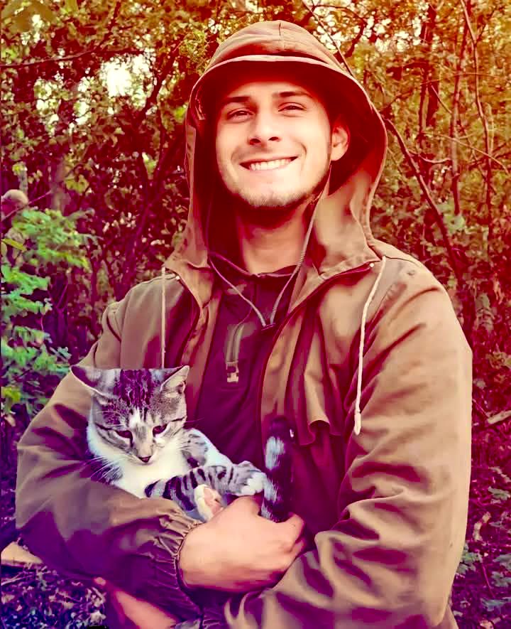 23-річний солдат🇺🇦 Вадим Кузьмич,🇺🇦 позивний Кузя, загинув 23 січня 2023-го під час захисту Донеччини від окупантів. Воїн повертався із бойового завдання, потрапив під ворожий обстріл та отримав смертельні поранення.
Вадим народився у селі Мартинівка.

Вічна пам'ять !