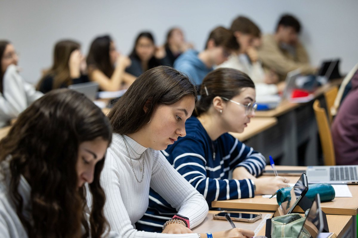 La_UPM's tweet photo. 📚Algunos ya habéis acabado los exámenes y otros estáis a punto. Queda un último esfuerzo para demostrar lo duro que estáis trabajando. 

💪¡Lo estáis haciendo muy bien!

#somosUPM #estudiantesUPM https://t.co/JeuA1KrKQd