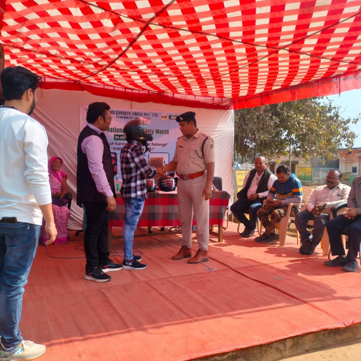 "Parwaah Karenge, Surakshit Rahenge"

ABIS Pahal conducted a road safety campaign with <a href="/policerjn/">Rajnandgaon Police</a>, focusing on helmet safety, traffic rules, and dangers of unsafe driving in the awareness session. Free helmets were given to promote safer driving.

#PrayasSeParinam #RoadSafety
