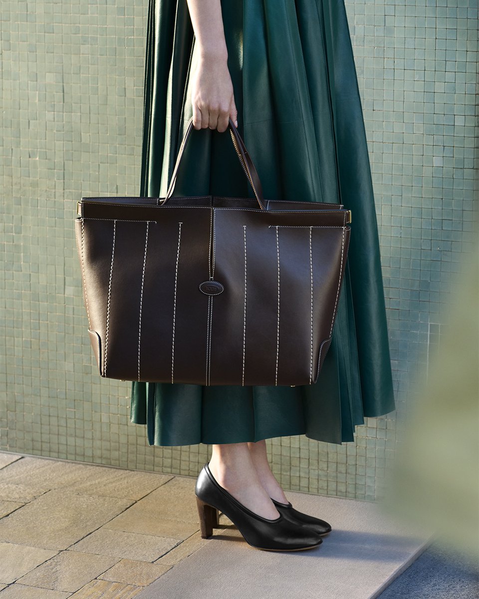 TODS_JAPAN's tweet photo. ソフトで美しいシルエットにクラフツマンシップが光る「トッズ ディーアイバッグ フォリオ」。新しいシーズンの毎日にぴったりのバッグです。

▼ウィメンズ 新作コレクション
https://t.co/RQXZ5F6EvF

#TodsSS25 #Tods https://t.co/bfhJ54FIfg
