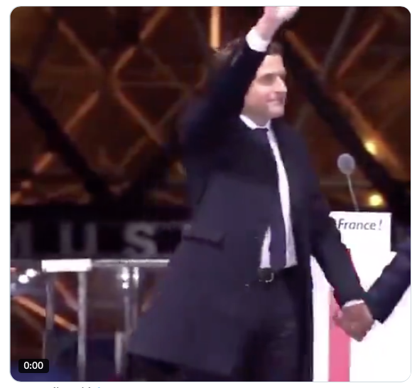 A propos Hitlergruss. 🫷

Kafkaesk: Dieselben #Linken und Islamisten, die im vergangenen Jahr die Nazis der #Hamas und #Hisbollah bejubelt haben, wagen es, <a href="/elonmusk/">Elon Musk</a>, der #Israel und #Auschwitz besucht hat und eine Kette mit den Namen der Hamas-Geiseln trägt, wegen einer