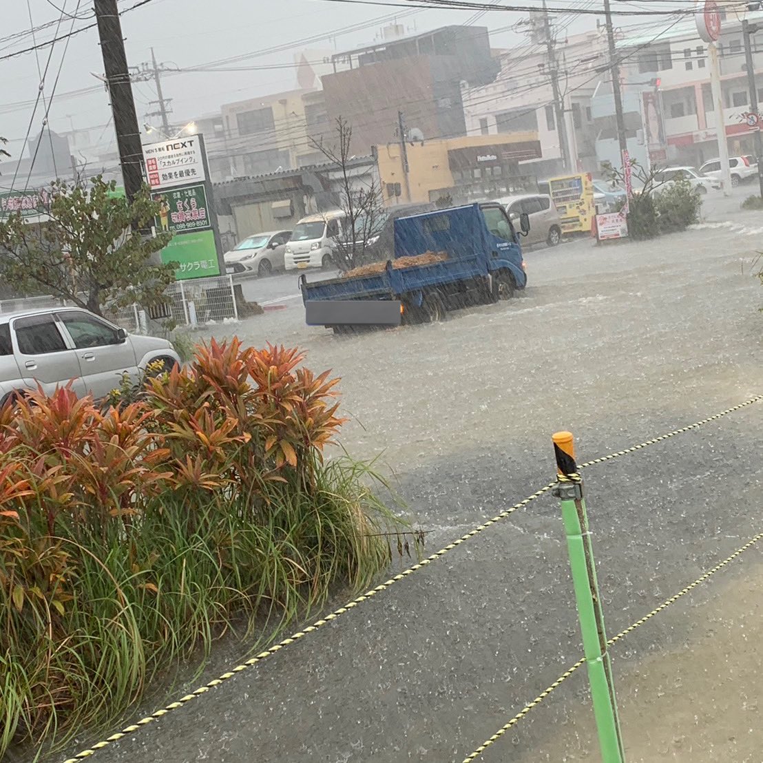 localOKINAWA's tweet photo. 【沖縄県地元情報局】

・うるま市シティプラザ近く冠水のため通行不可

・うるま市兼箇段　すくすくこども園前の坂冠水

・泡瀬ベイストリート道が冠水寸前

・沖縄市美原　焼肉安安付近　冠水

・沖縄市知花　JAファーマーズ付近　冠水

・宮里中学校近く ほっともっと前 2tトラック 立ち往生 

・具志川メインシティから美里GEO向け冠水

・うるま市江洲
トヨタウンうるま市江洲店前の交差点、道路冠水
車が数台立ち往生中

⚠️沖縄市、うるま市あたりにて冠水情報が多くなっています。
通行される方はご注意下さい！

シェアお願いします‼︎

【オキジモリサーチ】
オキジモ！では、沖縄県内の運転代行利用に関する調査を行っております。
運転代行サービスの利用経験の有無を問わず、是非ご回答ください。
https://t.co/2W8Z1w1QBJ