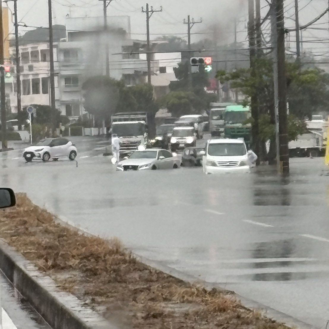 localOKINAWA's tweet photo. 【沖縄県地元情報局】

・うるま市シティプラザ近く冠水のため通行不可

・うるま市兼箇段　すくすくこども園前の坂冠水

・泡瀬ベイストリート道が冠水寸前

・沖縄市美原　焼肉安安付近　冠水

・沖縄市知花　JAファーマーズ付近　冠水

・宮里中学校近く ほっともっと前 2tトラック 立ち往生 

・具志川メインシティから美里GEO向け冠水

・うるま市江洲
トヨタウンうるま市江洲店前の交差点、道路冠水
車が数台立ち往生中

⚠️沖縄市、うるま市あたりにて冠水情報が多くなっています。
通行される方はご注意下さい！

シェアお願いします‼︎

【オキジモリサーチ】
オキジモ！では、沖縄県内の運転代行利用に関する調査を行っております。
運転代行サービスの利用経験の有無を問わず、是非ご回答ください。
https://t.co/2W8Z1w1QBJ