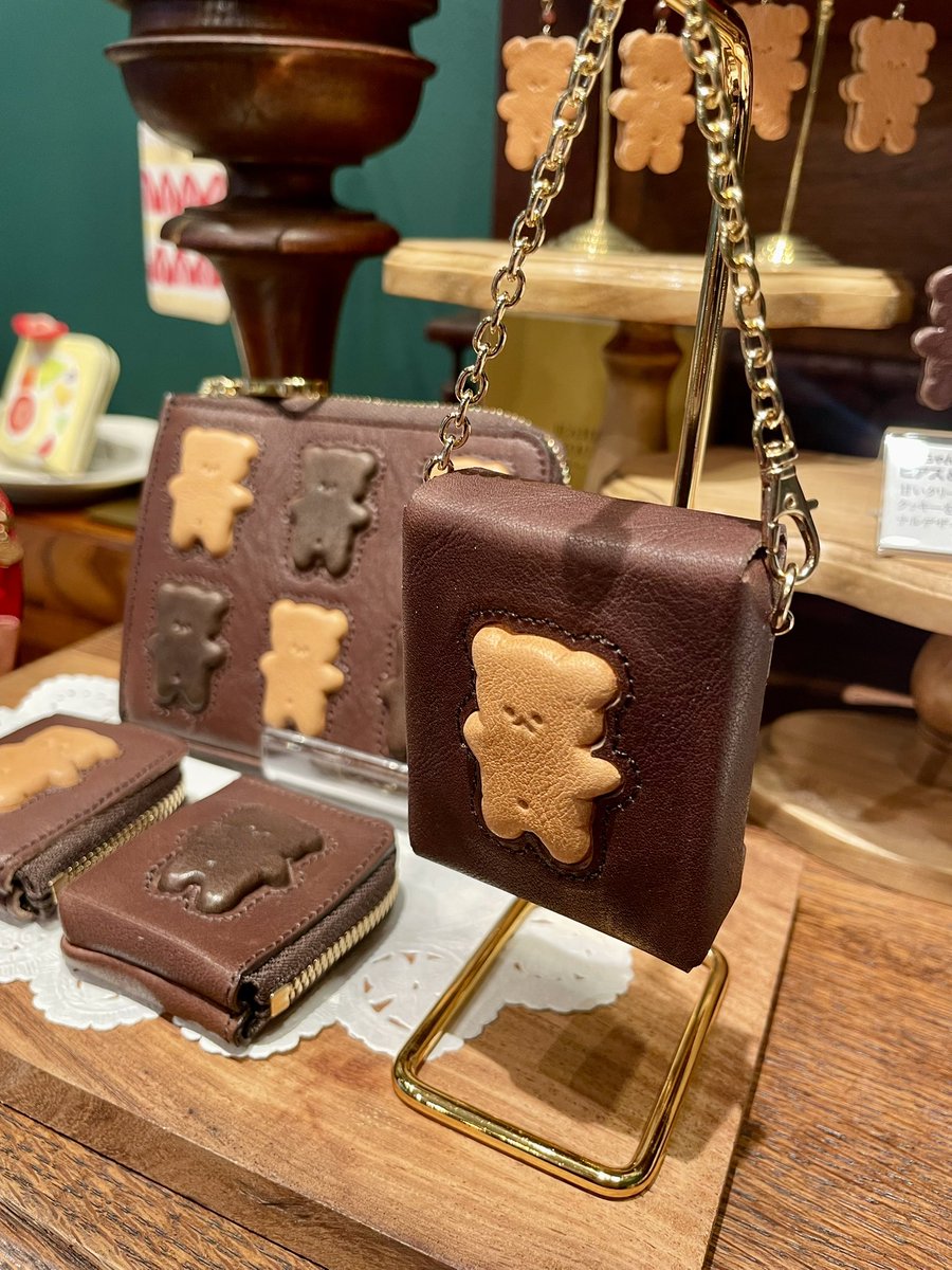 and_c_leather's tweet photo. あとこれも試作品です🧸本革製くまちゃんブラウニーのボックス小物入れです。チェーンはありとなしの両方作ろうと思ってます。チェーンありの場合は、バッグ持ち手にぶら下げてチャームにもなります。イヤホンケースが入るサイズ感です。 https://t.co/zoMWgXOxgR