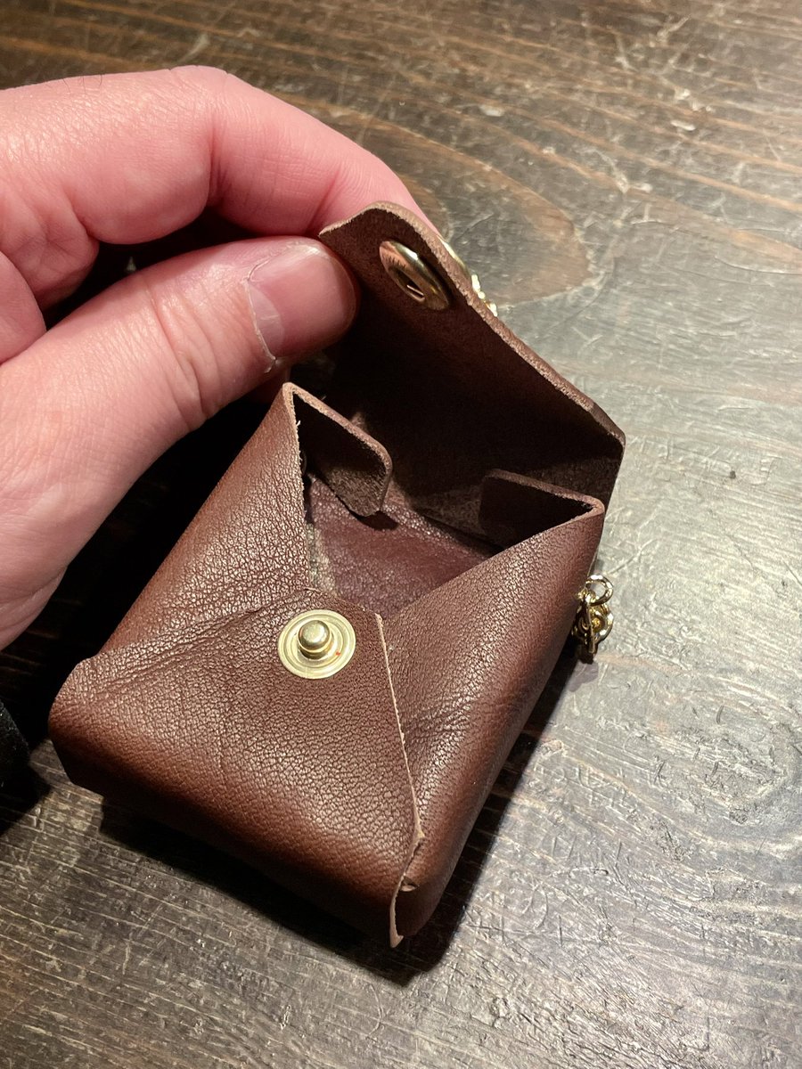 and_c_leather's tweet photo. あとこれも試作品です🧸本革製くまちゃんブラウニーのボックス小物入れです。チェーンはありとなしの両方作ろうと思ってます。チェーンありの場合は、バッグ持ち手にぶら下げてチャームにもなります。イヤホンケースが入るサイズ感です。 https://t.co/zoMWgXOxgR