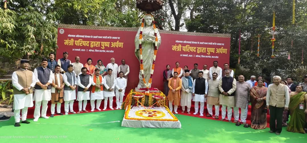 rshuklabjp's tweet image. आज माननीय मुख्यमंत्री @DrMohanYadav51 जी की उपस्थिति में मंत्रिमंडल के अन्य सदस्यों के साथ महेश्वर स्थित नर्मदा अहिल्या घाट पर मां नर्मदा जी का पूजन, अर्चन किया एवं महेश्वर किले में स्थित लोकमाता देवी अहिल्याबाई जी की प्रतिमा को नमन किया।

#महेश्वर_में_एमपी_कैबिनेट #Maheshwar