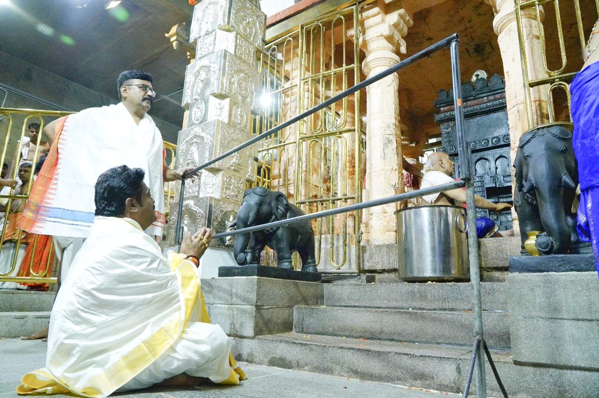 ActorARAVINDGA1's tweet photo. ಹೆಸರು ನವರಸ ನಾಯಕ ಜಗ್ಗೇಶ್.
ನಮ್ಮಂತ ಅನೇಕ ಯುವಕರಿಗೆ ಇವರ ಮಾತುಗಳು ದಾರಿ ದೀಪ.
ಅದೆಷ್ಟೋ ಬಾರಿ ಮನಸ್ಸು ಕುಗ್ಗಿದಾಗ ಇವರು ನಡೆದು ಬಂದ ಹಾದಿ ಮತ್ತು ಇವರ ಸ್ಪೂರ್ತಿದಾಯಕ ಮಾತುಗಳನ್ನು ಕೇಳಿದೊಡನೆ ನಮಗರಿಯದ ಒಂದು ಚೈತನ್ಯ ನಮ್ಮಲ್ಲಿ ಮೂಡಿ ಮತ್ತೆ ಛಲದಿಂದ ಪುಟಿದೇಳುವ ಹಾಗೆ ಮಾಡುತ್ತದೆ. https://t.co/zt2CmF5MFf