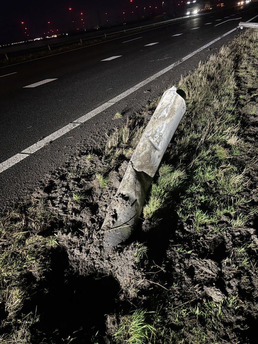 Op de A7 bij Scheemda in de richting van #Groningen heeft vanochtend vroeg een onbekende #vrachtwagen een lichtmast uit de grond gereden. Na de spits 10:00 uur zullen wij die verwijderen. De rechterrijstrook gaat er tijdelijk uit 🅿️ Roode Til blijft bereikbaar. <a href="/RWSverkeersinfo/">Rijkswaterstaat Verkeersinformatie</a>