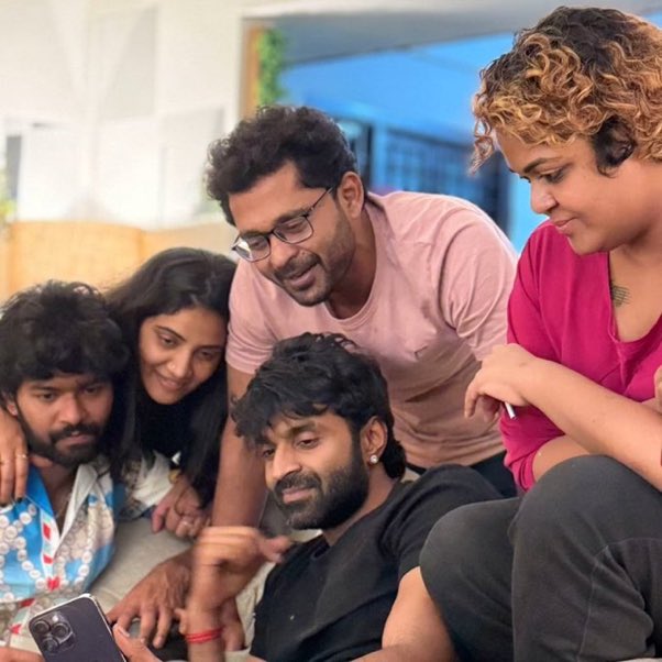 Vai21005's tweet photo. The gang formed outside 😂😍😍🤞🏼

#Sathya #Arun #VJVishal #Anshida 

#BiggBossTamil8 #BiggBoss8Tamil #BiggBossTamilSeason8 https://t.co/COIrL337Ha