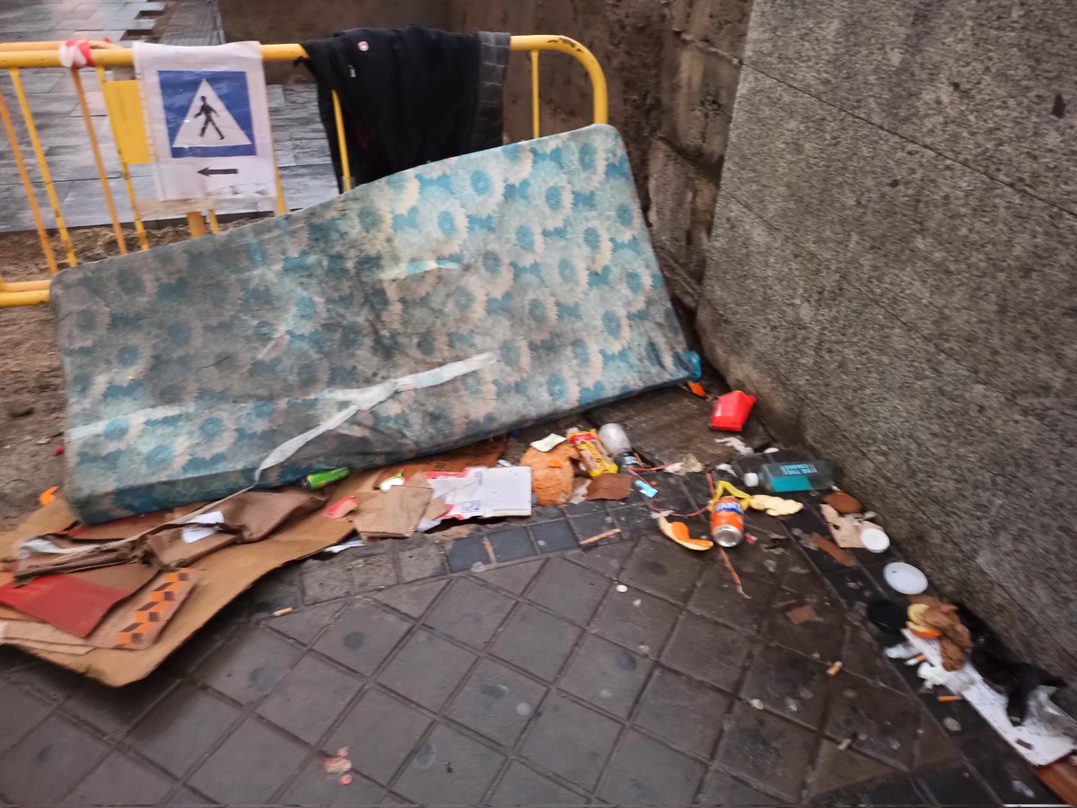 mipatiomusical's tweet photo. ¿Esto es normal? La salida del metro #Usera #AmparoUsera sufre el abandono de limpieza, el aumento de insalubridad y la dejadez de los servicios sociales (un hombre habita en este rincón). @Lineamadrid @AVVBarrioMosca @CCMERCADOUSERA @jmd_usera 
#Soluciones #Vergüenza #Abandono https://t.co/7qkAYliqCh