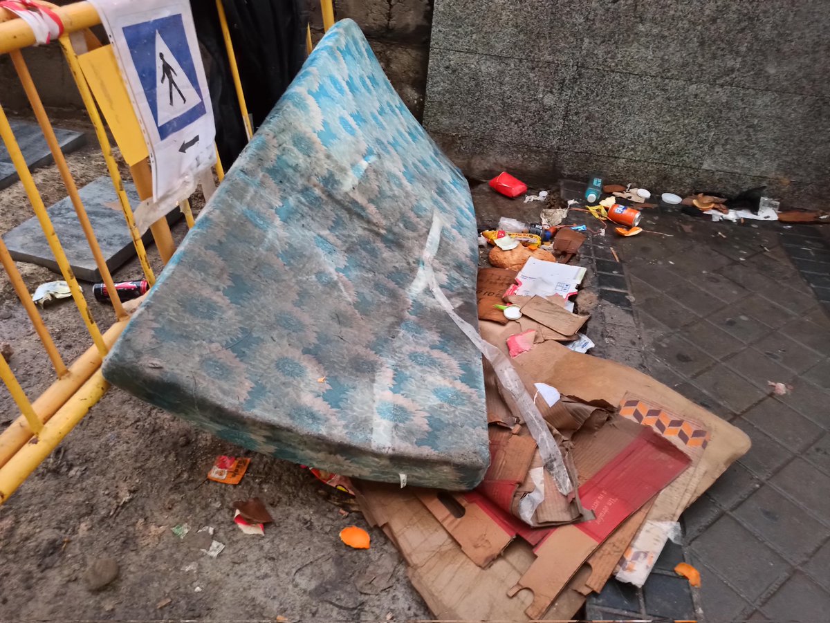 mipatiomusical's tweet photo. ¿Esto es normal? La salida del metro #Usera #AmparoUsera sufre el abandono de limpieza, el aumento de insalubridad y la dejadez de los servicios sociales (un hombre habita en este rincón). @Lineamadrid @AVVBarrioMosca @CCMERCADOUSERA @jmd_usera 
#Soluciones #Vergüenza #Abandono https://t.co/7qkAYliqCh