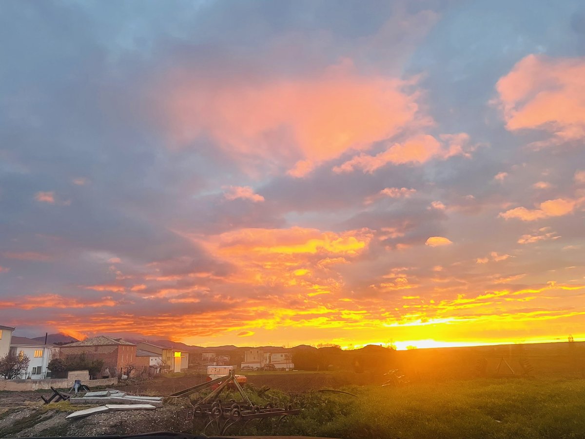 cestlapatry's tweet photo. @tiempobrasero De camino a Asturias desde La Rioja, así amanece en Quintanaelez (Burgos) https://t.co/Z1aUIUNgMy