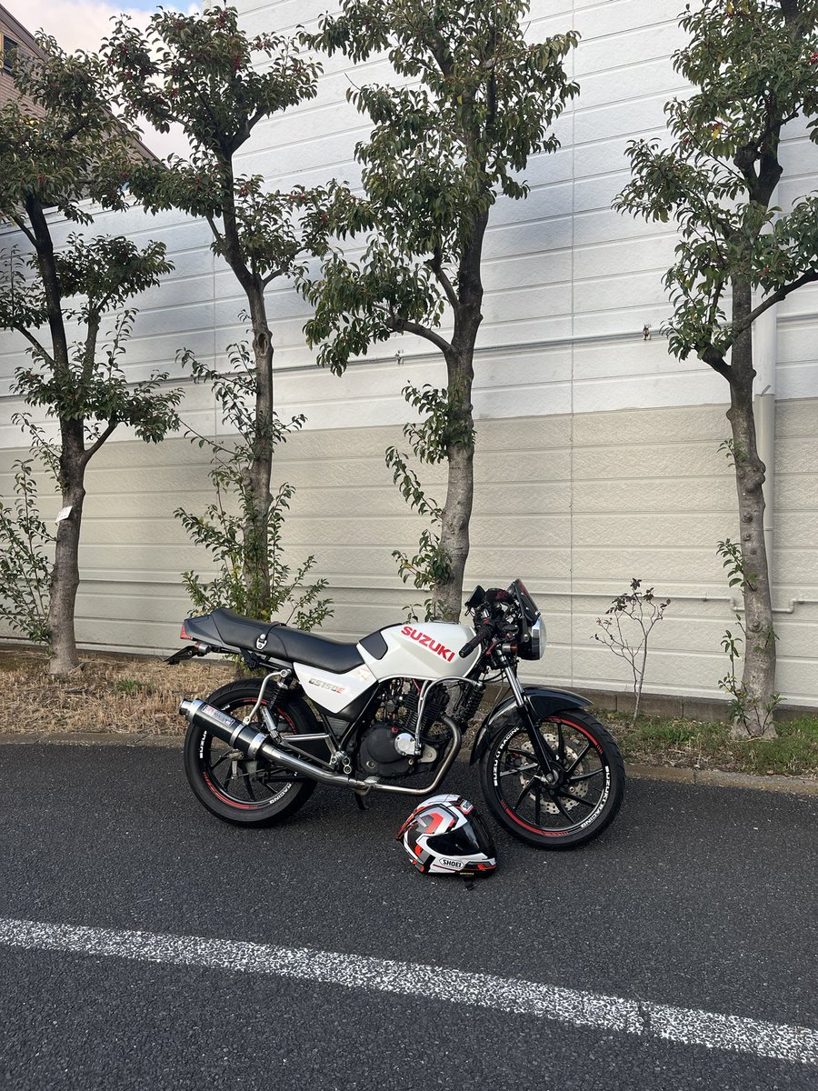 K_NAVE's tweet photo. NEWヘルメットとGS君の御対面
色合いもなかなか良い感じ☺️♪
これから宜しく!
#gn125
#gs125
#ショウエイ
#x14 https://t.co/Vg9T8Y2uqt