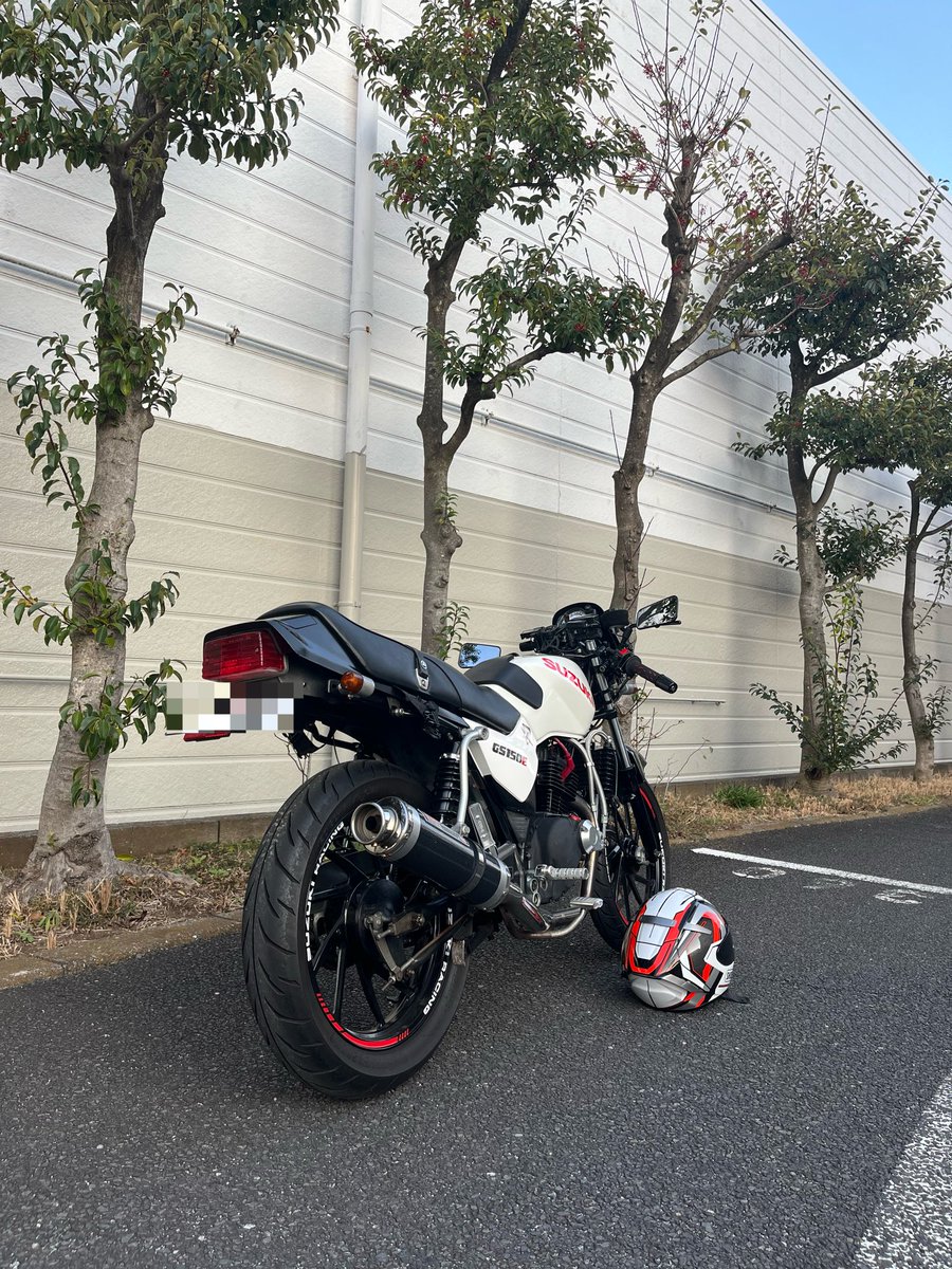 K_NAVE's tweet photo. NEWヘルメットとGS君の御対面
色合いもなかなか良い感じ☺️♪
これから宜しく!
#gn125
#gs125
#ショウエイ
#x14 https://t.co/Vg9T8Y2uqt