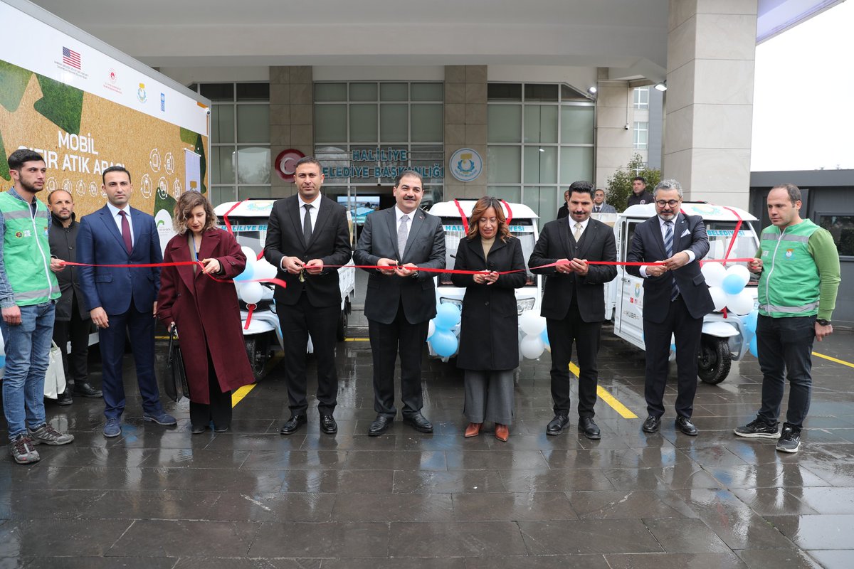 mcanpolatnet's tweet photo. Çevre, Şehircilik ve İklim Değişikliği Bakanlığı işbirliği, UNDP Türkiye Ofisi finansmanı ile hayata geçirdiğimiz Sıfır Atık Projemizde kullanılmak üzere 1 adet mobil sıfır atık aracı ve 3 adet elektrikli triportörü Haliliye’mize kazandırdık. 

İlçemize hayırlı olsun. https://t.co/EqsPqZrZQZ