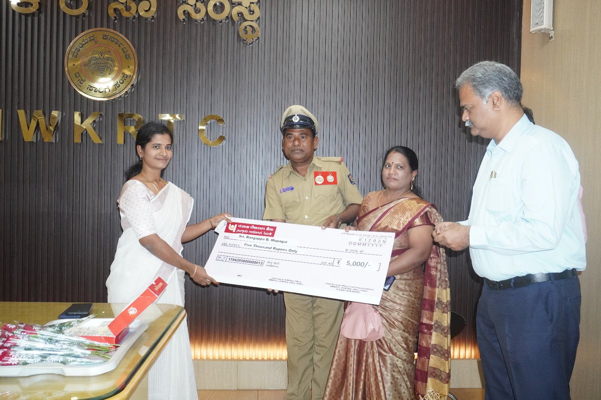 nw_krtc's tweet photo. ಇಂದು ಮಾನ್ಯ ವ್ಯವಸ್ಥಾಪಕ ನಿರ್ದೇಶಕರು ಚಾಲನಾ ಸಿಬ್ಬಂದಿಗಳ ದಿನದ ಪ್ರಯುಕ್ತ ಸಂಸ್ಥೆಯ ಹೆಮ್ಮೆಯ ಚಾಲನಾ ಸಿಬ್ಬಂದಿಗಳಿಗೆ ಶುಭಾಶಯ ತಿಳಿಸಿ, #ASRTU ವತಿಯಿಂದ ಗುರುತಿಸಿದ ಅತ್ಯುತ್ತಮ ಚಾಲಕರಾದ ಶ್ರೀ ರಾಘವೇಂದ್ರ ಐ. ಗೊಬ್ಬಣ್ಣವರ, ಶ್ರೀ ರಂಗಪ್ಪ ಬಿ. ಮೋಪದಾರ ರವರಿಗೆ ನಗದು ಪುರಸ್ಕಾರ ನೀಡಿ ಗೌರವಿಸಿದರು. ಇಲಾಖಾ ಮುಖ್ಯಸ್ಥರು ಉಪಸ್ಥಿತರಿದ್ದರು https://t.co/fd3kc1uN56