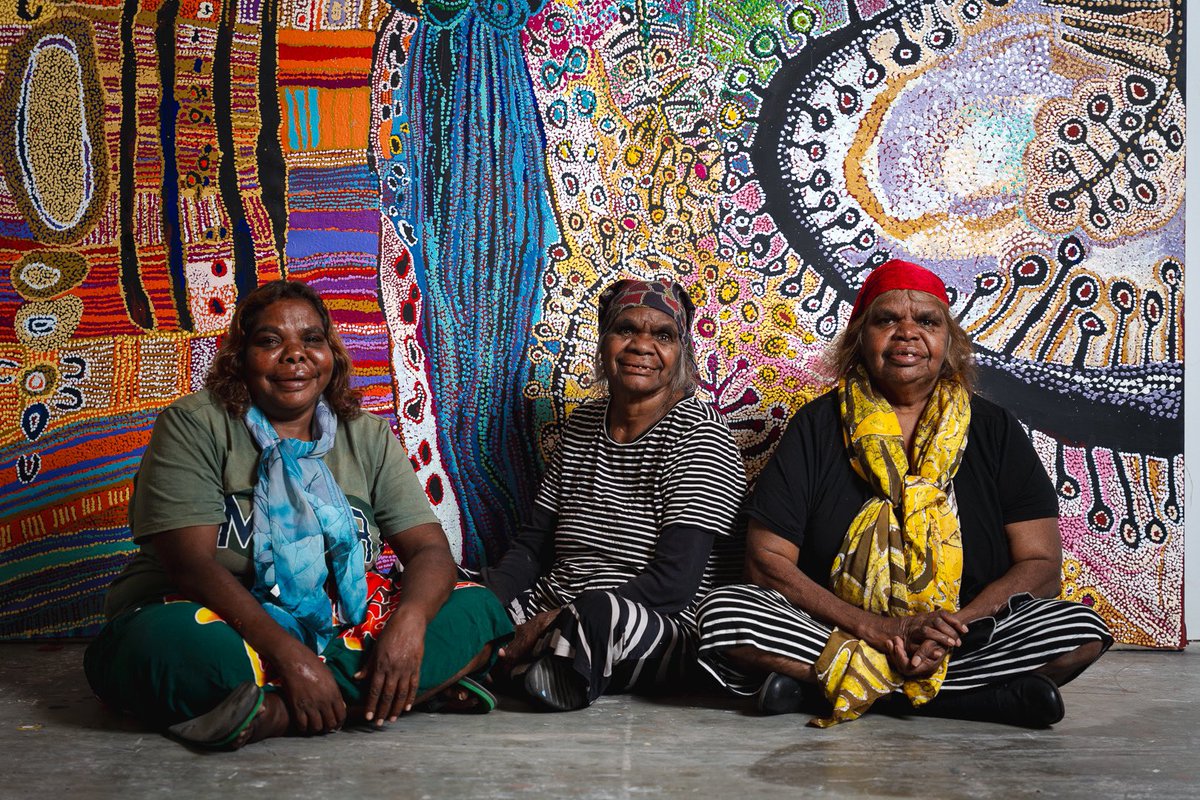 Knock off time!!! Time to down tools and enjoy some time with the family. From Nyunmiti, Rini, Lena, and Jennifer (not pictured but partially responsible for the gorge collab  painting) We hope your week has been as amazing as ours. 

See you next week!!! 🖤💛❤️
