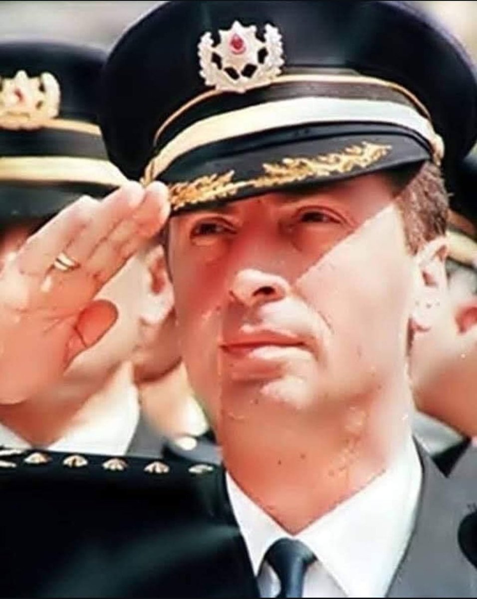 '3310'dan tüm birimlere, Ben Ali Gaffar Okkan, bu size ilk ve son uyarım. Diyarbakır halkına eziyet edeni yakarım'

Mertlik her zaman, namerde yenik düştü. 

Pusuya düşürüldü, can verdi!

#aligaffarokan