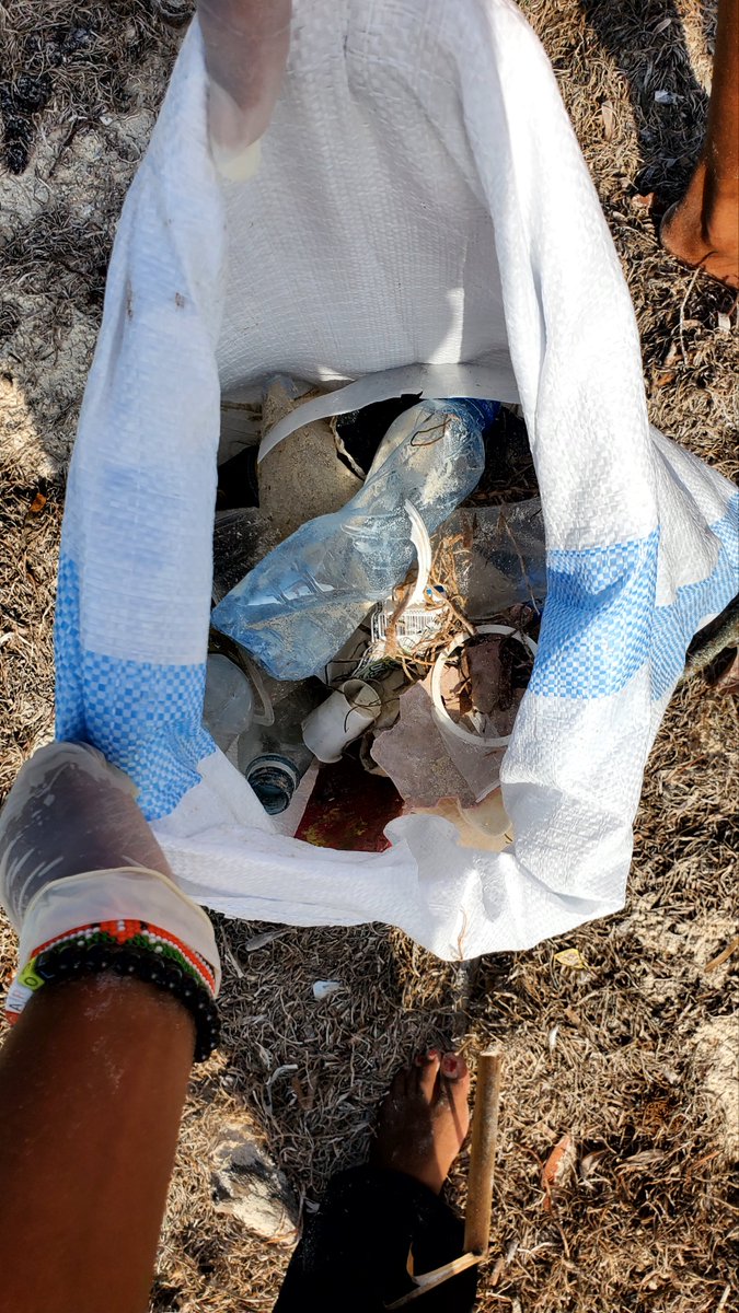 Carolmutinda7's tweet photo. Friday 🚮 
#Ecowarrior
#CleanifyChallenge https://t.co/JeVsqZEUI0