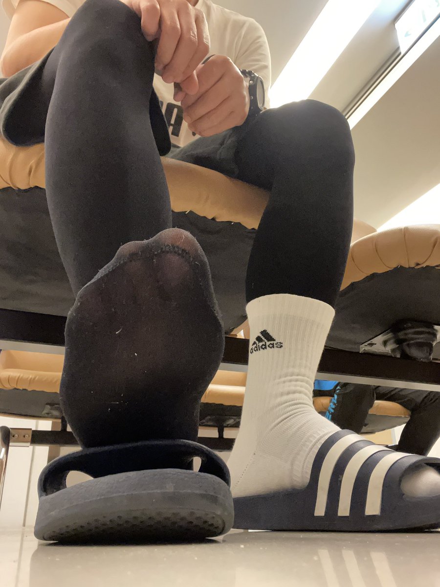 今日回診想說為了不要太引人注目就不要穿白褲襪，改成黑褲襪加棉襪這樣應該就不會太引人注目！沒想到今日要照心電圖
👩‍⚕️：好！我們要做心電圖！麻煩你衣服往上掀並把褲子稍微往上拉露出腳踝
😳：那個⋯我沒辦法耶
👩‍⚕️：為什麼？這是彈性襪嗎？你有靜脈曲張嗎？這是包腳的嗎？
😳：⋯⋯
👩‍⚕️：再麻煩你脫掉