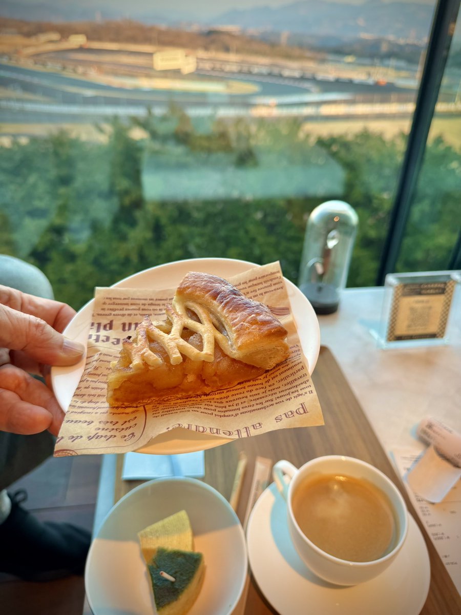 Nao_Nunogaki's tweet photo. 夕暮れのサーキット🏁を観ながらミュージアムカフェで一息☕️アップルパイのリンゴ🍎はトロリと柔らかめ‥コーヒーもいいけどアールグレイも合うかな😋 #fanterrace #富士モータースポーツミュージアム #FujiMotorsportsMuseum #fmm館長 #富士スピードウェイ#fujispeedway https://t.co/9YIb2X0O9i