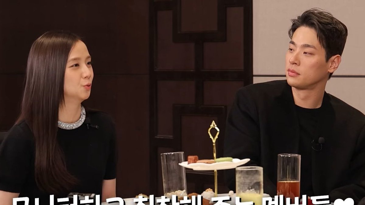 이번 촬영은 정말 색다르고 유쾌한 경험이었어요. 롯데월드에서의 데이트부터 뉴토피아까지! 꿈같은 하루를 보내며 웃음이 끊이지 않았답니다. 특히, 정민 오빠와 수지 언니의 센스 넘치는 케미 덕분에 촬영 내내 정말 즐거웠어요.