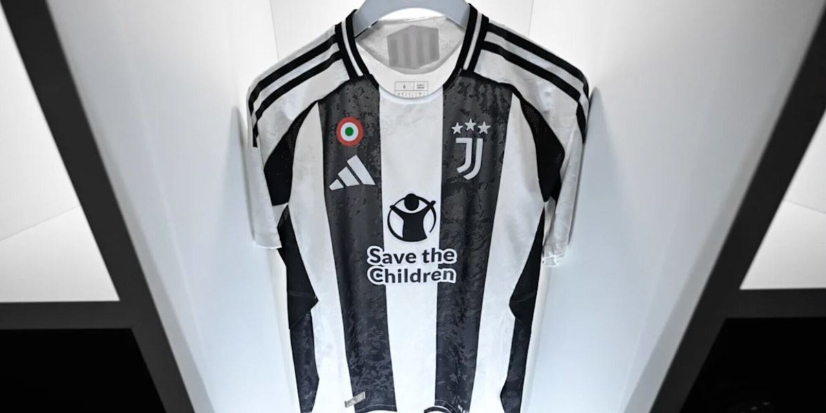 ZZiliani's tweet photo. Svelato il mistero della Juve senza sponsor: in caso di condanna, ogni sponsorizzazione decade e per due anni Madama dovrà farne a meno. Lunedì 27 seconda udienza a Roma nel più totale silenzio dei media Nessuno lo dice, ma la richiesta di rinvio a giudizio non riguarda solo Agnelli, Paratici & c. ma anche il club per "responsabilità amministrativa": la stessa società ne ha dato notizia nel luglio scorso. Consob e Procura contestano al club anche la continuazione degli illeciti commessi dal vecchio management. Si tratta di "fatti nuovi" che la FIGC (come i media) sta facendo finta di non vedere 

Sapete il vero motivo per cui la Juventus non ha lo sponsor? 
Perchè, per motivi legali, le hanno detto che vista l’aria che tira è meglio non avere lo sponsor.  

E perchè è meglio che la Juventus non abbia uno sponsor? 
Perchè i pm della Procura penale di Roma hanno chiesto il rinvio a giudizio non solo dei suoi ex dirigenti ma anche del club: che in quanto “persona giuridica” è chiamato a rispondere “in proprio”, per “responsabilità amministrativa”, dei reati commessi a suo vantaggio dai dirigenti. In caso di condanna ci sarebbe la decadenza immediata di tutti i contratti di sponsorizzazione in corso e scatterebbe il divieto di attivare sponsorizzazioni per la durata di due anni.  

Quali sono i reati che gli ex dirigenti della Juventus, in primis Andrea Agnelli, Maurizio Arrivabene, Pavel Nedved e Fabio Paratici, avrebbero commesso secondo il Tribunale di Roma che ha sposato in pieno l’impianto accusatorio del Tribunale di Torino? 
I reati sono quelli di “aggiotaggio”, “ostacolo alla vigilanza”, “ostacolo all’esercizio delle autorità di pubblica vigilanza” (leggi CONSOB) e “false fatturazioni” per i quali scatta la citata “responsabilità amministrativa” della società. 
 
A quali sanzioni può andare incontro la Juventus nel caso le responsabilità dei suoi ex dirigenti, e quindi sue, venissero accertate?

(l'articolo esclusivo, nella sua versione integrale, lo trovate in https://t.co/l4gP5JEXPE e in Twitter abbonati)

P.S. Se l'argomento ti interessa e vedi che nessun giornale e nessuna tv ne parla, ti invito a visitare il mio account https://t.co/l4gP5JEXPE. L'ho aperto da poco più di un anno, racconto storie che altrove non trovi, denuncio gli scandali che l'informazione di Palazzo silenzia o distorce e mi stanno seguendo centinaia di abbonati. Il costo dell'abbonamento annuale è di 60 euro: il che significa 16 centesimi al giorno per smettere di farti trattare da gonzo cui raccontare qualsiasi fandonia. Decidi tu se pensi ne valga la pena.  https://t.co/VXSlC4lzFk   Nel mio account "Palla Avvelenata" leggerai sempre, in anticipo e senza peli sulla lingua, le cose come stanno: fatti, non veline