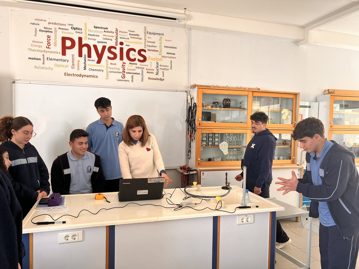 Grade 11 students with Miss Lina, deduced the speed of sound using Arduino with the ultrasound sensor, an oscilloscope with ultrasound emitter and receptor, EXAO microphones. A brilliant fusion of technology and physics! #sound #Physicslab @Hhhsinfo@dina_jradi@ea_rania