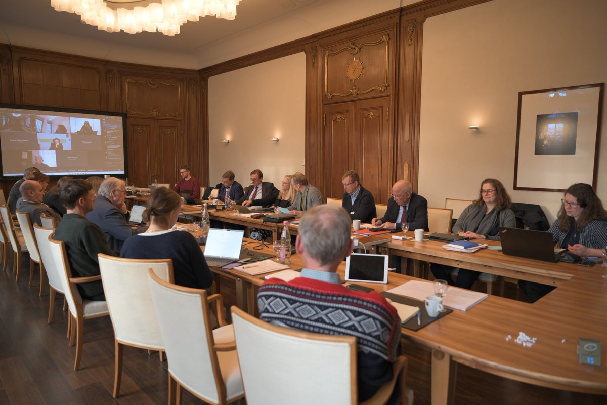 In dieser Woche tagte der <a href="/BeiratZKP/">Beirat Zivile Krisenprävention</a> zu seiner 2-tägigen Klausurtagung in der Villa Borsig des Auswärtigen Amts.
Im Fokus standen die strategische Planung der Beiratsaktivitäten in 2025 und die Begrüßung der neuen Mitglieder sowie des neuen Co-Vorsitzes.