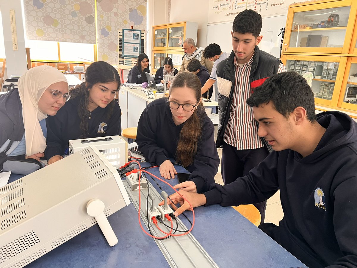 Grade 11 students with Mr Hassan, deduced the speed of sound using Arduino with the ultrasound sensor, an oscilloscope with ultrasound emitter and receptor, EXAO microphones. A brilliant fusion of technology and physics! #sound #Physicslab @Hhhsinfo@dina_jradi@ea_rania