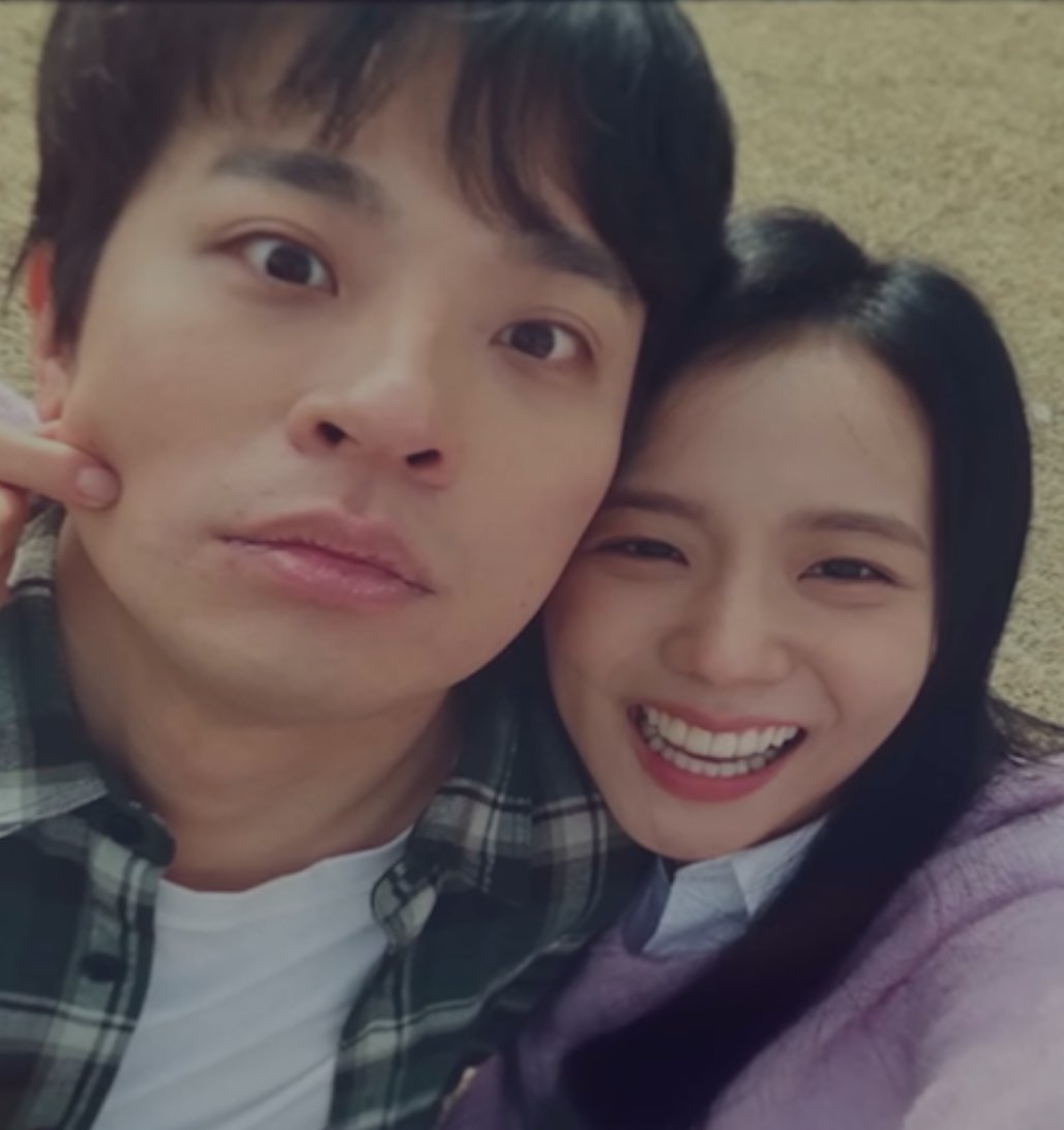 영주는 좀비 대재앙을 헤쳐나가는 우리의 사랑을 보여주며 휴대폰으로 재윤과의 추억을 바라보고 있다. 그들은 진심으로 서로를 사랑하며 어떤 위험에도 불구하고 그들의 유대는 깨지지 않습니다. 그들의 사랑은 이 혼란스러운 세상에서 그들의 힘입니다.