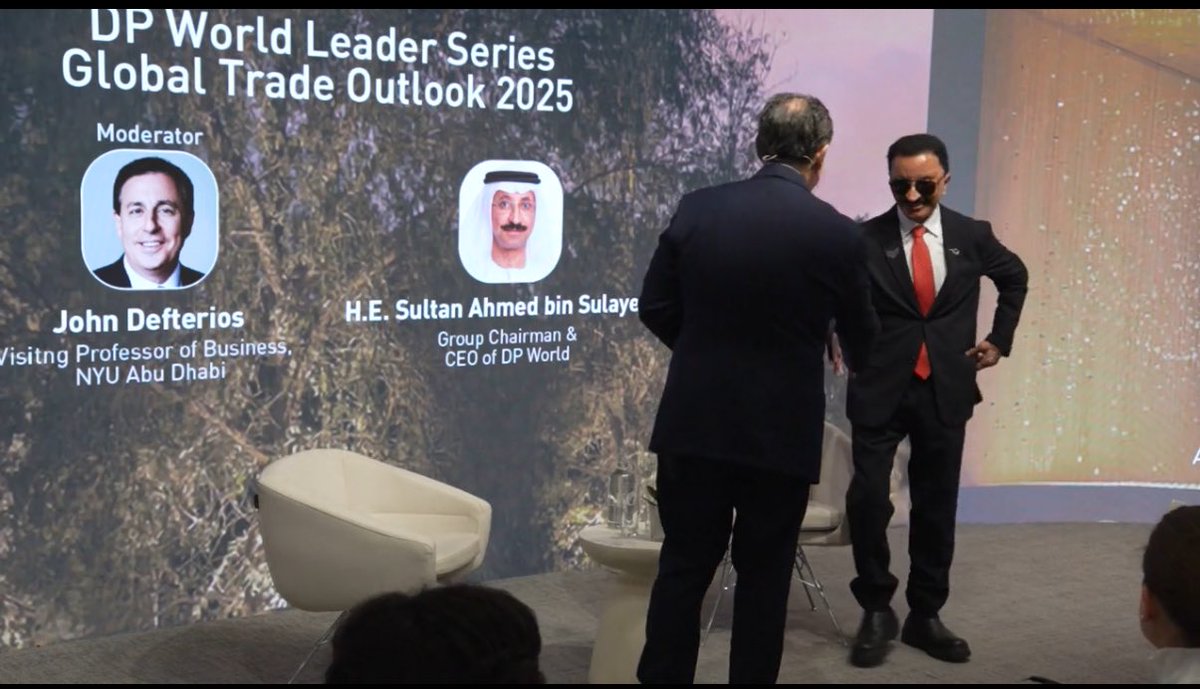 ترامب أراد تسمية برج خليفة بإسمه ؟

يقول معالي سلطان بن سليم في جلسته دافوس:

"أول لقاء جمعني في ترامب كان في منهاتن في 2007، لما اضطر قائد الهليكوبتر أن يهبط على برج ترامب لعدم توفر مهبط غيره وقتها"

"لما عدنا للهليكوبتر للرحيل، ظهر ترامب وقال إلى أين ذاهبون؟ عليكم أن تدفعوا