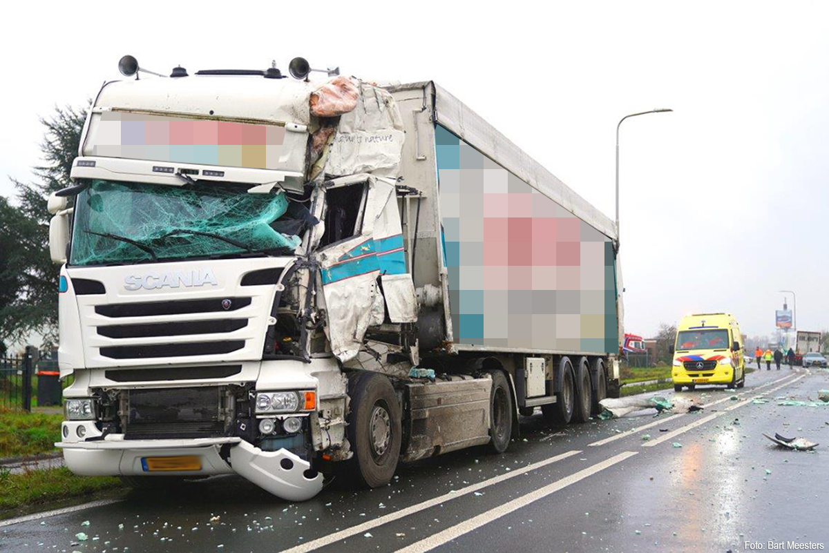 Aanrijding tussen twee vrachtwagens op N831 bij Velddriel