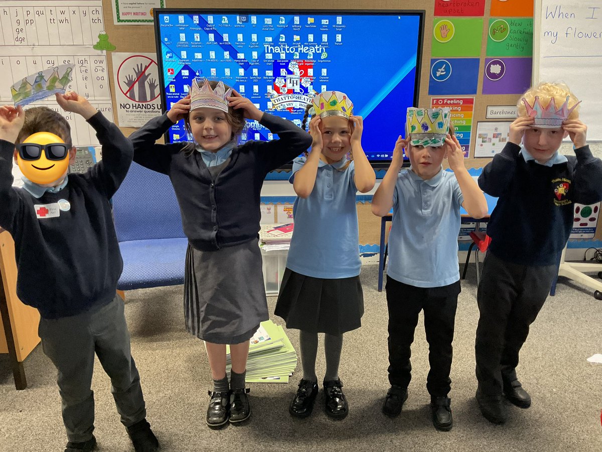 MrsRJ_Thatto's tweet image. We made crowns to give to someone who has helped us #thattoheath_heartsmart #thattoheath _1RJ