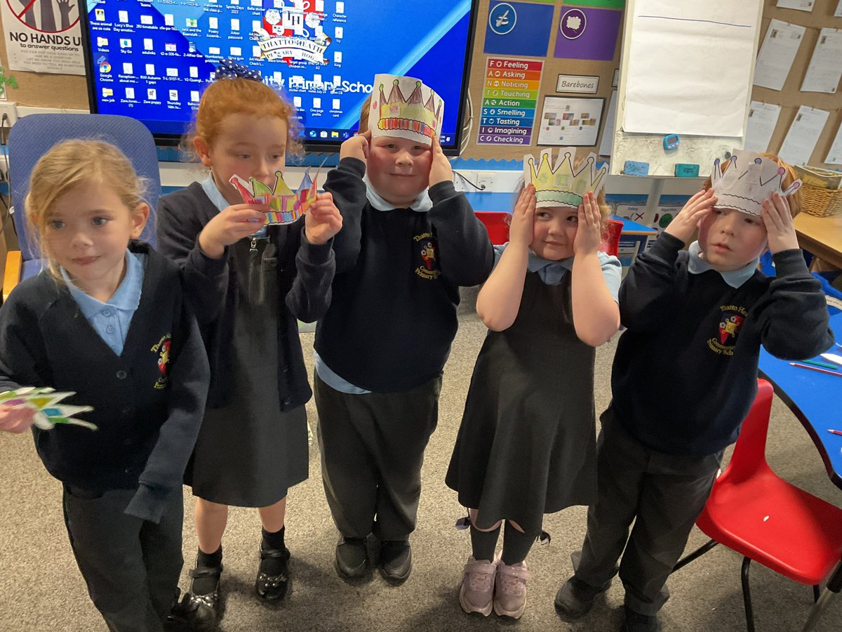 MrsRJ_Thatto's tweet image. We made crowns to give to someone who has helped us #thattoheath_heartsmart #thattoheath _1RJ