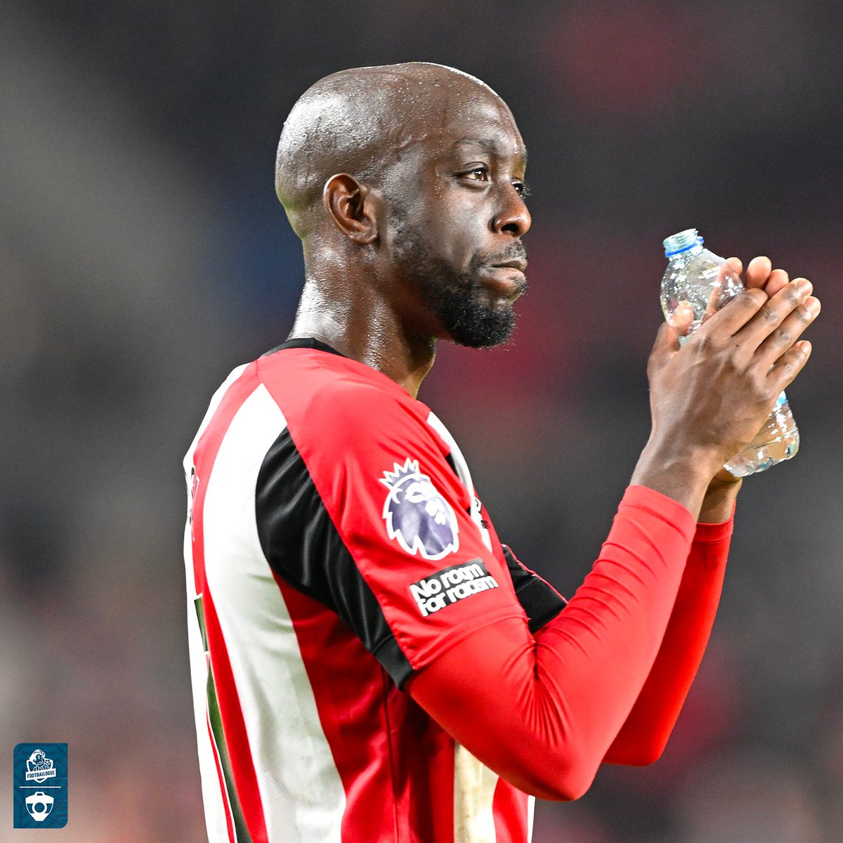 Footballogue's tweet image. Cette histoire est complètement dingue ! 😳 

En 2021, Yoane Wissa (joueur du FC Lorient à l'époque) aurait été 𝐚𝐠𝐫𝐞𝐬𝐬𝐞́ 𝐩𝐚𝐫 𝐮𝐧𝐞 𝐟𝐞𝐦𝐦𝐞 qui se serait introduite chez lui. Cette dernière lui aurait 𝐣𝐞𝐭𝐞́ 𝐝𝐞 𝐥’𝐚𝐜𝐢𝐝𝐞 𝐜𝐡𝐥𝐨𝐫𝐡𝐲𝐝𝐫𝐢𝐪𝐮𝐞 𝐚𝐮…