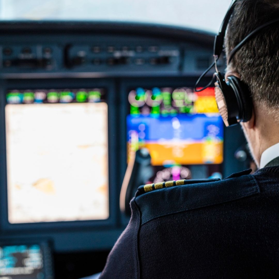 Did you know that once in the air, each phase of the flight has strict rules?✈️ During takeoff and landing, the so-called sterile cockpit applies👉 pilots are not allowed to talk about anything unrelated to the flight. This reduces distractions and ensures maximum concentration🙌