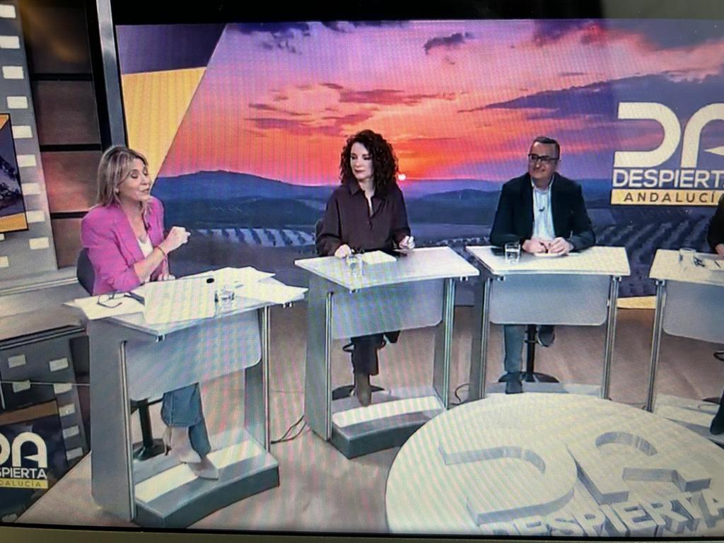 Hoy he debutado como tertuliana en <a href="/DespiertaCSur/">Despierta Andalucía</a> y estoy muy contenta.