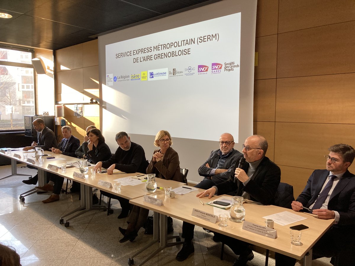 Société des grands projets (@sgrandsprojets) on Twitter photo 📢 Nous sommes mobilisés en Auvergne Rhône-Alpes !
Cette semaine, 2 Services express régionaux métropolitains sur les 6 labellisés en Auvergne-Rhône-Alpes ont été officiellement lancés avec l'Etat, la Région <a href="/auvergnerhalpes/">Auvergne-Rhône-Alpes</a> , <a href="/SNCFReseau/">SNCF Réseau</a>, <a href="/ConnectGares/">SNCF Gares & Connexions</a> et les représentants des 📢 Nous sommes mobilisés en Auvergne Rhône-Alpes !
Cette semaine, 2 Services express régionaux métropolitains sur les 6 labellisés en Auvergne-Rhône-Alpes ont été officiellement lancés avec l'Etat, la Région <a href="/auvergnerhalpes/">Auvergne-Rhône-Alpes</a> , <a href="/SNCFReseau/">SNCF Réseau</a>, <a href="/ConnectGares/">SNCF Gares & Connexions</a> et les représentants des