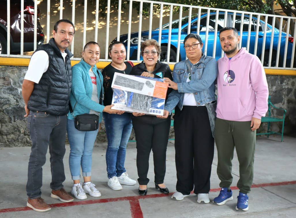 impactoactomed's tweet photo. Visita diputada Ruth Rodríguez López planteles educativos en el marco del programa #DiputadaEnTuEscuela.

La jornada inició con su presencia y la de su equipo de trabajo en la Escuela Primaria Cuauhnáhuac, de Cuernavaca, donde entregó equipo de cómputo. https://t.co/ZI4HeiTruI