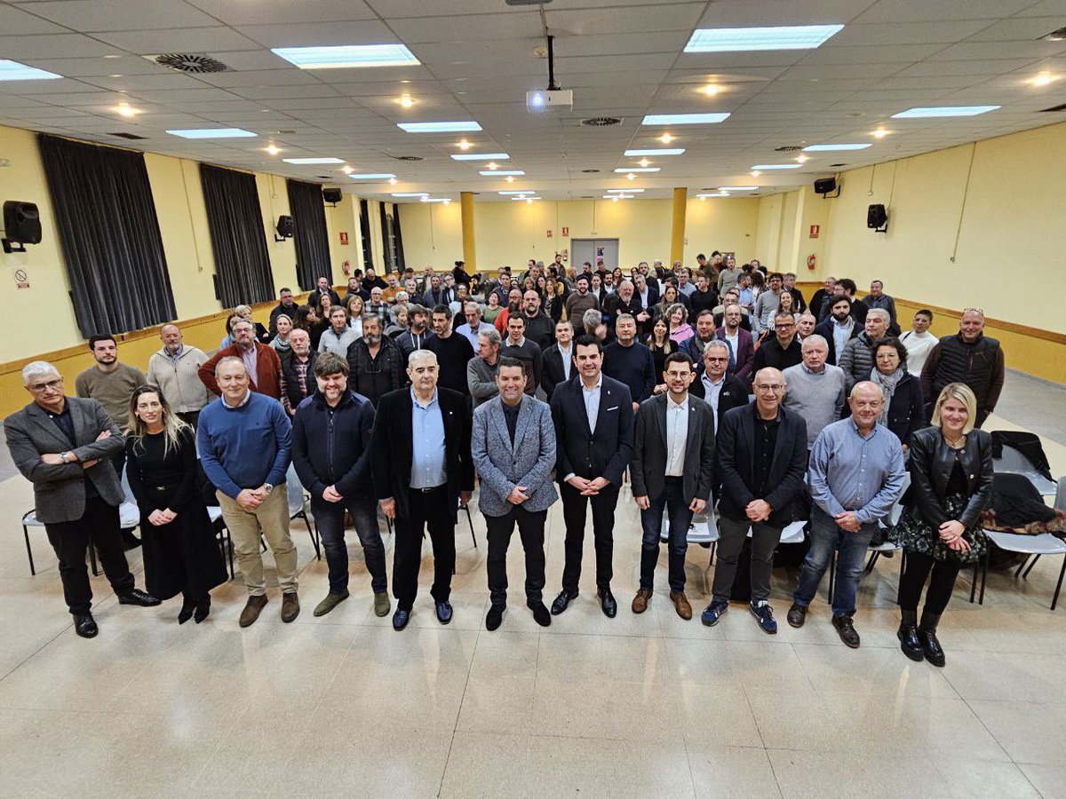 muni_cat's tweet photo. El secretari de Governs Locals, @xavieramor, es reuneix amb les alcaldies de la vegueria de la Catalunya Central per explicar els canvis del nou #PUOSC.
Fins al 2029, el @govern destinarà més de 68M€ a aquests municipis, 30M€ més que l’anterior.
🔗 https://t.co/sMFWQWU0lP https://t.co/tE9DQmu3SL