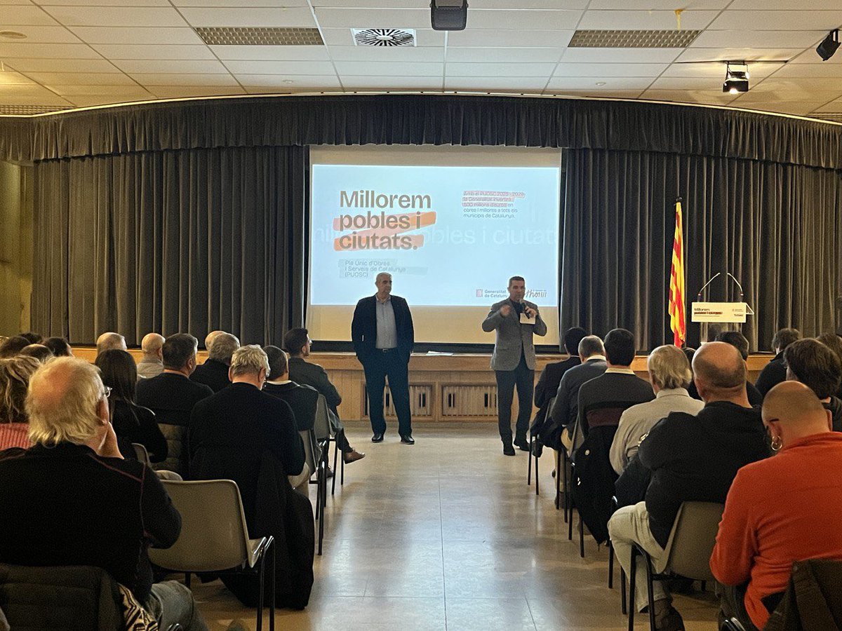 muni_cat's tweet photo. El secretari de Governs Locals, @xavieramor, es reuneix amb les alcaldies de la vegueria de la Catalunya Central per explicar els canvis del nou #PUOSC.
Fins al 2029, el @govern destinarà més de 68M€ a aquests municipis, 30M€ més que l’anterior.
🔗 https://t.co/sMFWQWU0lP https://t.co/tE9DQmu3SL