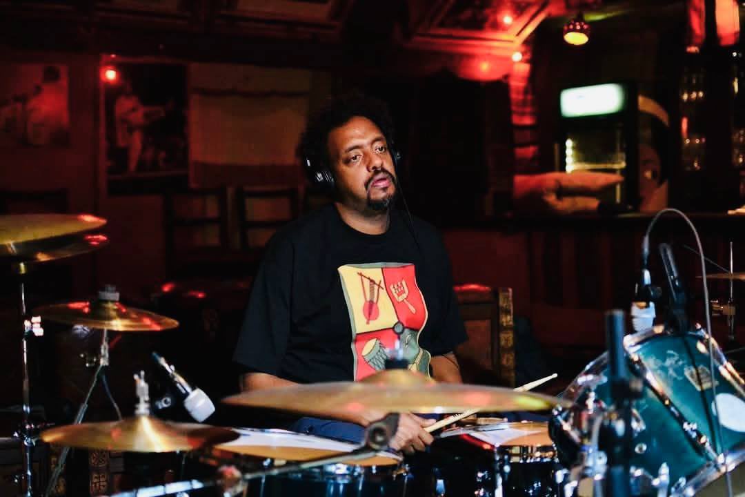 እጅግ የምንወደውን ተፌን ማጣት ልብ ይሰብራል::እኔም በዚሁ ምክንያት ዛሬ ይለቀቃሉ ያልኳቸውን አዲስ ሥራዎቼን ለተወሰነ ቀን ማሻገሬን ላሳውቃችሁ ወድዳለሁ::ለተፈሪ ቤተሰቦች፣ ወዳጆች እና እድናቂዎች እግዚአብሔር መፅናናት እንዲሰጣችሁ እመኛለሁ!