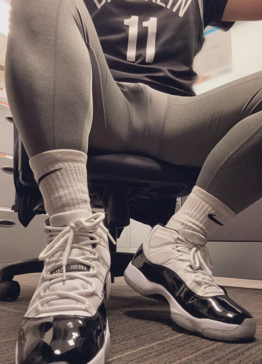 無法提早下班
只好召喚小秘書完成春節任務 😏😏
莫名其妙就「蛇」出來了⋯
那個粗粗數字任務，下回揭曉

#新年快樂腥黏快樂
#即將躺平一週
#小秘書待業中