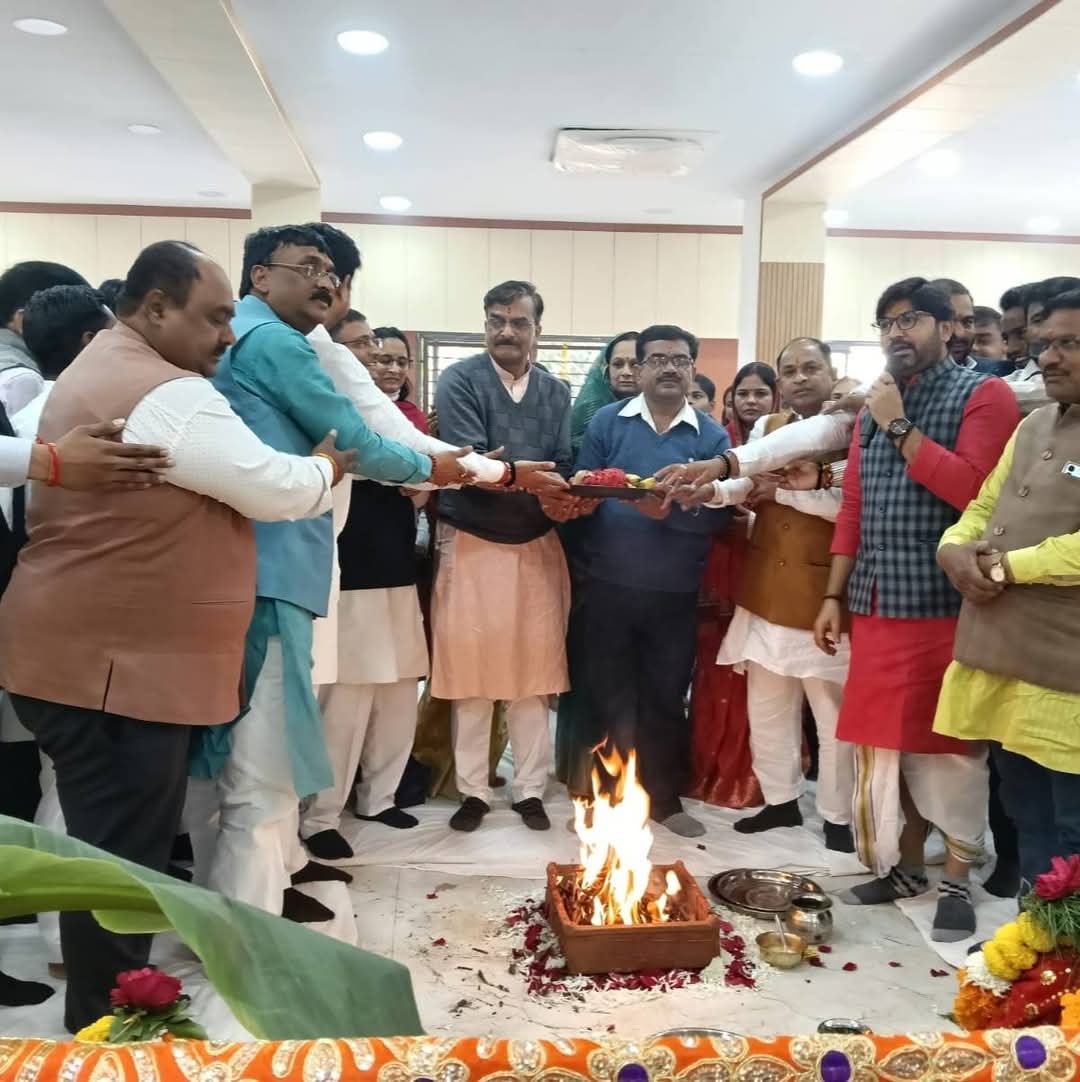 ratneshbjpjbp's tweet photo. अखिल भारतीय विद्यार्थी परिषद महाकौशल प्रान्त के नवनिर्मित कार्यालय के वास्तु पूजन कार्यक्रम में सम्मिलित हुआ। 
वास्तु पूजन कार्यक्रम में श्री Chetas Sukhadia जी (क्षेत्रीय संगठन मंत्री), श्री Vipin Gupta  जी (सह क्षेत्रीय संगठन मंत्री उत्तर प्रदेश), https://t.co/mo6UVxgMRp